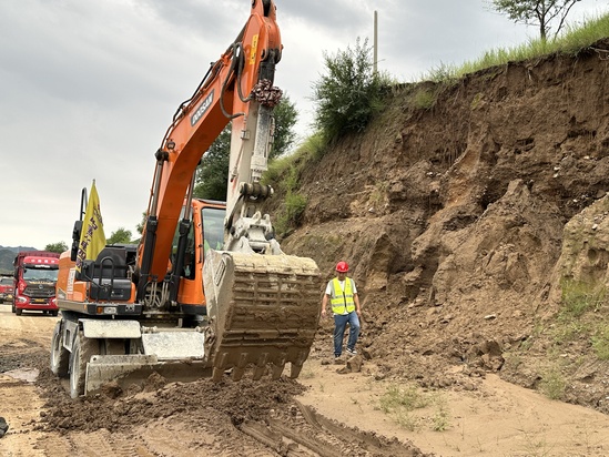 搶險現(xiàn)場圖 攝影:郭有為 (1).jpg