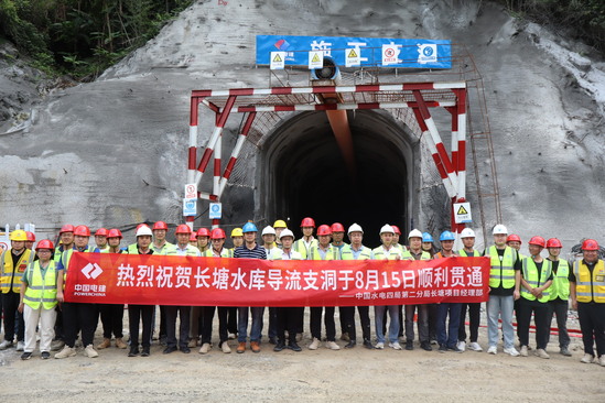【工程動態】(第二分局)廣西桂林市長塘水庫施工支洞提前三天全線貫通(攝影:白彤康杰).jpg