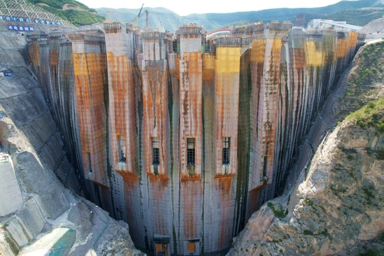 大壩壩身。明健 攝.JPG